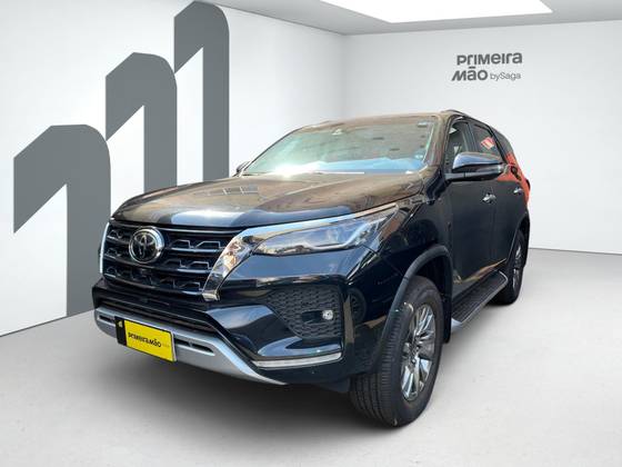 TOYOTA HILUX SW4 2.8 D-4D TURBO DIESEL SRX 7L 4X4 AUTOMÁTICO TOYOTA HILUX SW4 2.8 D-4D TURBO DIESEL SRX 7L 4X4 AUTOMÁTICO